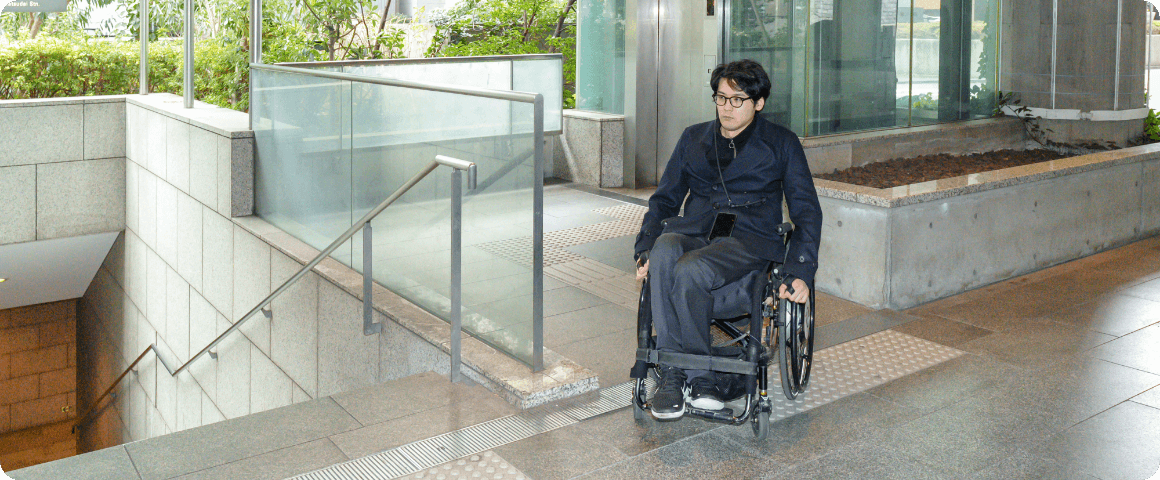 エレベーターを出て右方向へ向かう様子