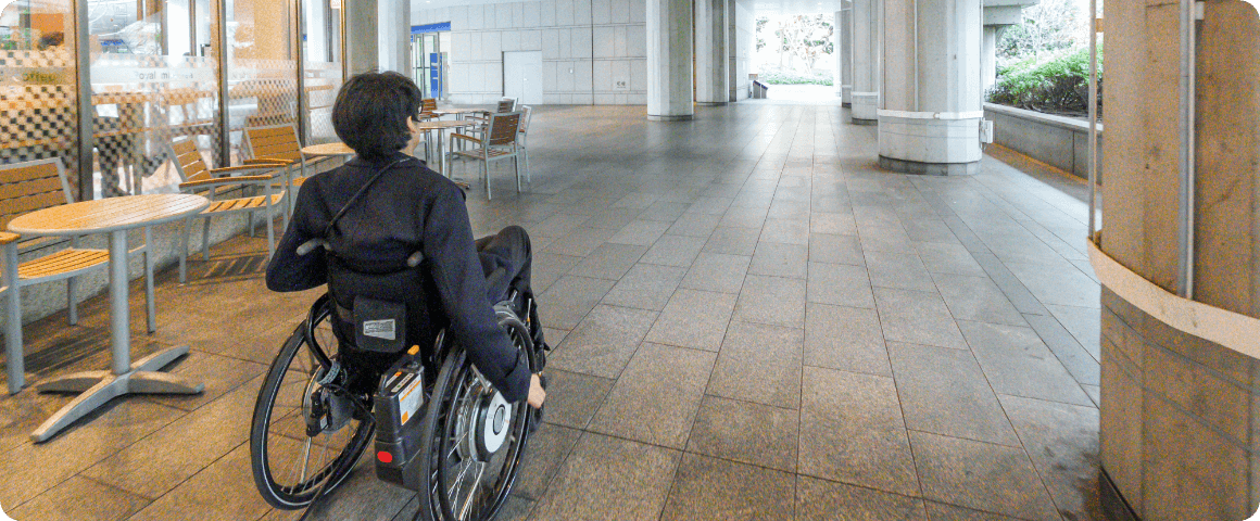 東京オペラシティ前の歩道を直進する様子