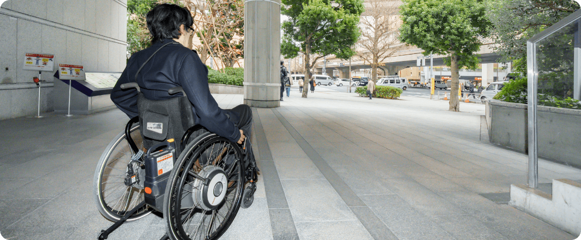 建物の外に出て「初台」交差点に向かう様子