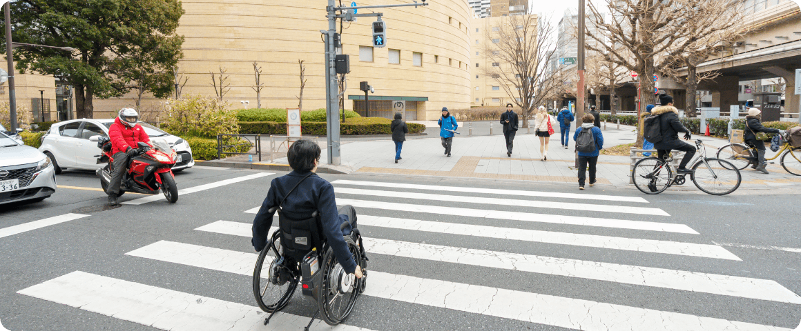 初台交差点の横断歩道を直進方向に渡る様子