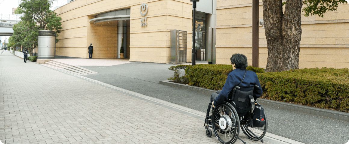 NTT東日本本社ビルの入り口に向かう様子